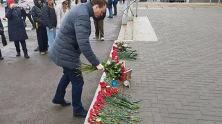 Малков посетил стихийный мемориал у МКЦ