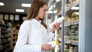 Росконтроль назвал марки молока, которые не стоит брать даже для блинов