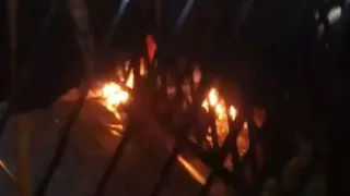 Школьники и учитель тушили пожар в раздевалке школы №9- видео