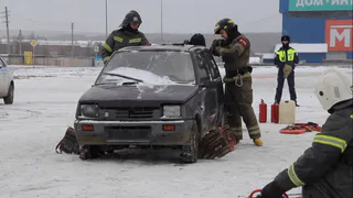Сотрудники МЧС пострадавшего в ДТП водителя «вырезали» из машины