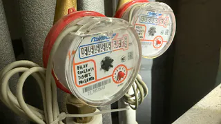 Почему слесари ведут охоту за старыми счётчиками: простая арифметика выгоды, о которой никто не говорит