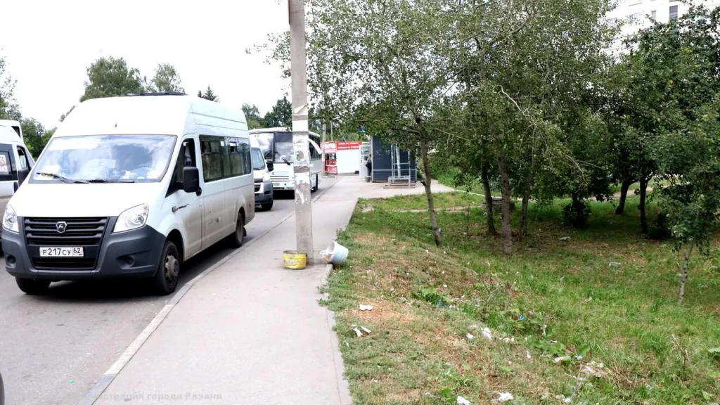 В мэрии признали, что за чистоту на конечных остановках транспорта должны отвечать городские службы