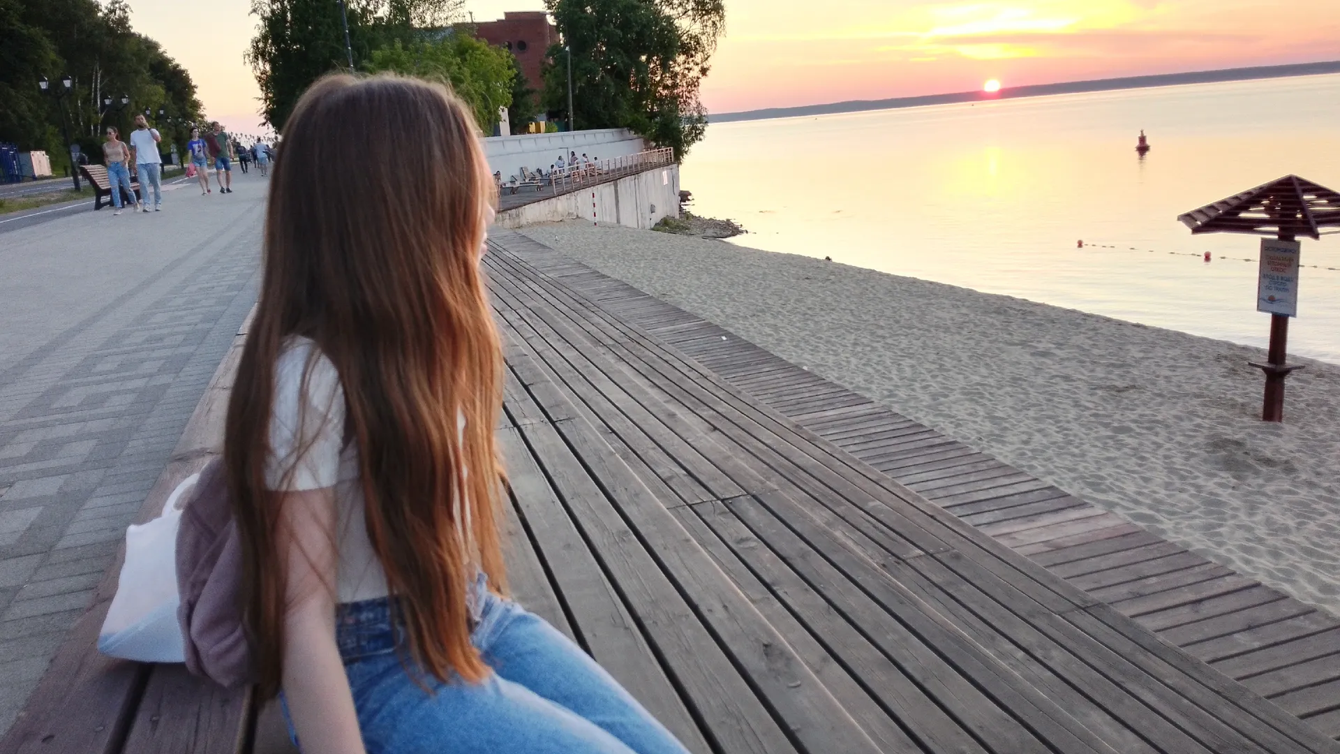 Красивое и ласкающее слух имя для девочки, в переводе означает "солнечный свет": желанно во все времена и у всех народов