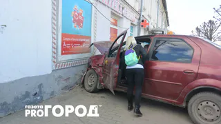 На площади Ленина произошла серьёзная авария - водитель такси врезался в жилой дом