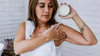 Смочите тампон, 2 раза протрите подмышки – блокирует запах пота на весь день