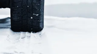 Автомобилистам объявили сроки для смены летней резины на зимнюю