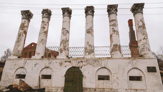 Остались только колонны: как сейчас выглядит дом семьи Барковых в Касимове после пожара