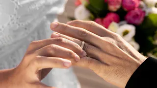 Четыре пары южноуральцев зарегистрировали браки в Париже на фоне Эйфелевой башни