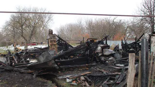 В рязанских Сараях пожар уничтожил жилой дом, гараж и надворную постройку