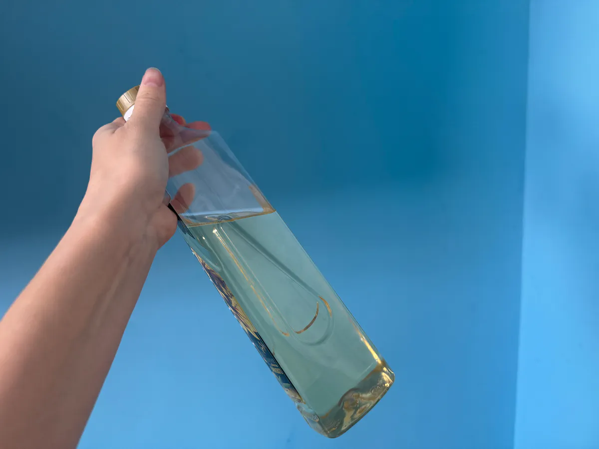 Наденьте ватный диск на бутылку и наслаждайтесь результатом: вот зачем нужно это делать — простой лайфхак мудрых хозяек