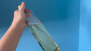 Наденьте ватный диск на бутылку и наслаждайтесь результатом: вот зачем нужно это делать — простой лайфхак  мудрых хозяек