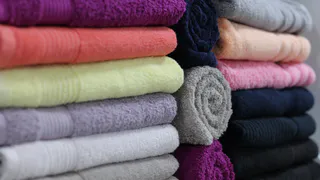 Вечером замачиваю кухонные полотенца и прихватки в этом — утром достаю ослепительно чистыми: даже вековой нагар и жир уйдут