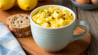 Яичницу на сковородке больше не жарю — беру простую кружку: получается гораздо вкуснее