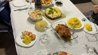 Вместо «Сельди под шубой»: поставьте на Новый год-2025 салат «Лисья шубка» — будете в любимчиках Зеленой Змеи