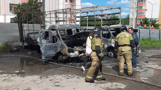 В Рязани сотрудники МЧС ликвидировали открытый огонь на парковке