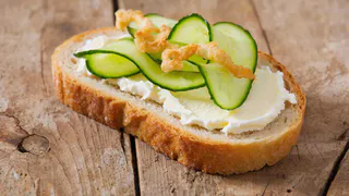 Шпроты сместили с пьедестала: теперь на всех гулянках эти бутерброды — кроме того, они ещё и полезные