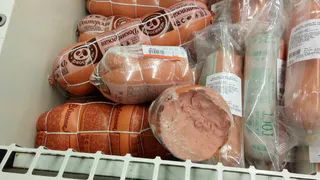 Рязанцы нашли на прилавке откушенную колбасу