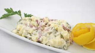 Салат "Вкусняшка" — название говорит само за себя: и к семейному ужину, и к празднику — про «Оливье» и «Шубу» напрочь забыли