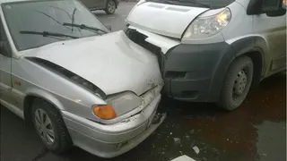 В Рязани автомобиль столкнулся с маршруткой