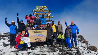 Флаг Набережных Челнов развернули на вершине горы Килиманджаро

