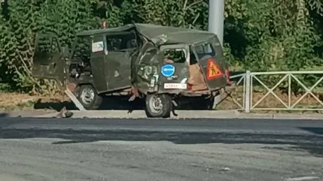В Пензе на Окружной автоцистерна впечатала «буханку» в забор