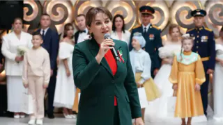 Массовая свадьба в новом здании театра Камала