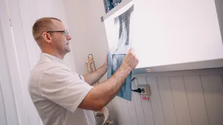 Уролог-хирург из Рыбного выдумывал людям диагнозы и вымогал у них деньги