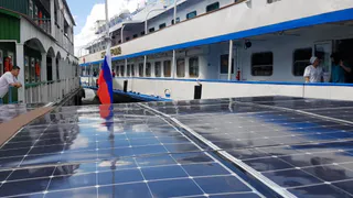 В Рязань пришел по Оке уникальный катамаран, работающий на солнечных батареях