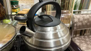 3 дольки в чайник — и накипь отслаивается кусками: никакого уксуса и агрессивной химии