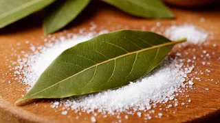 Лавровый лист засыпаю солью — всю осень не нарадуюсь своей хитрости: полезный лайфхак для всех домохозяек