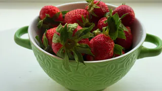 Всегда осыпаю этой мукой клубнику: долгоносик больше не появляется, а ягоды растут крупные и сладкие, словно мед