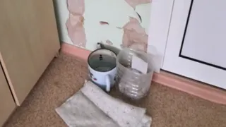 "Вода капает прямо из проводки": рязанец пожаловался на состояние поликлиники №2