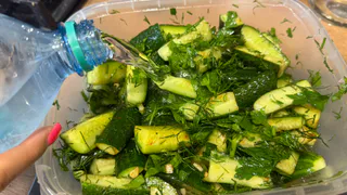 Такие закусочные огурцы готовлю чаще, чем малосольные - быстро, вкусно и улетают со стола первыми