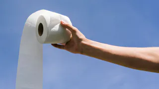 Втулки от туалетной бумаги оставляю и берегу как зеницу ока: вот как использую — полезная вещь для решения многих проблем