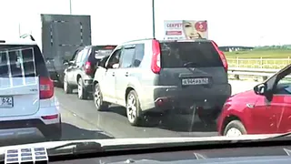 "Пытаются пролезть быстрее всех" - водитель поделился впечатлениями о пробках на Солотчинском мосту. Видео