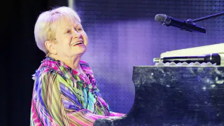 Путин наградил званием Героя Труда Александру Пахмутову