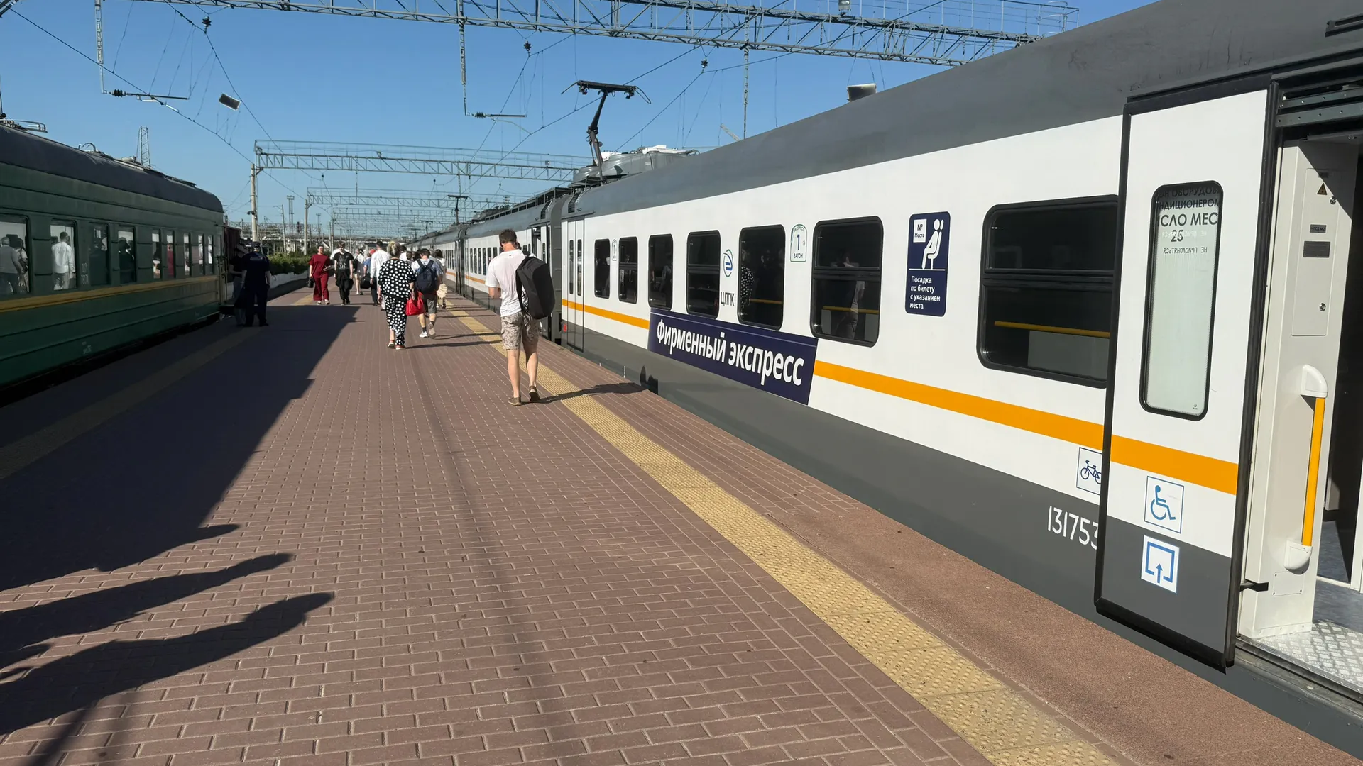 Зачем они постоянно так делают: купили с семьей 3 места в купе, а четвертое тут же заняли - маразм из поезда