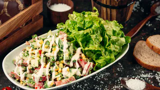 Не просто салат, а неописуемый кайф: нарезаем крабовые палочки и смешиваем с сыром — гора вкусноты готова