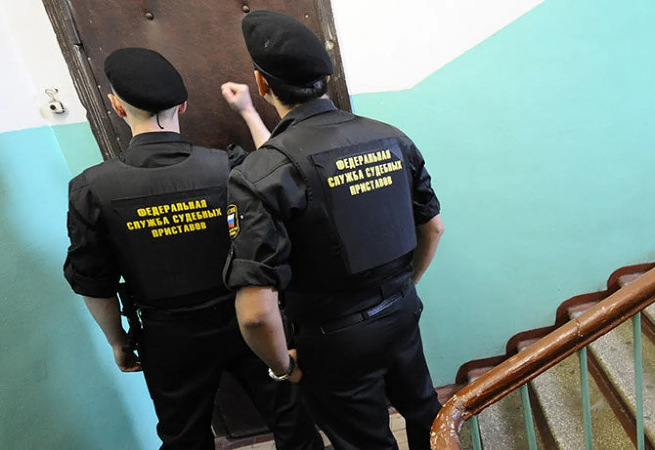 В Татарстане мужчина угрожал судебным приставам гранатой