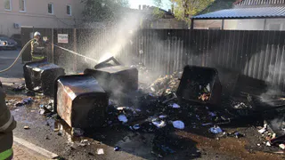 В центре города загорелась свалка - огонь едва не перекинулся на жилые дома