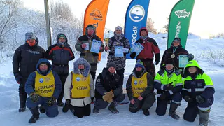 10 смелых рыбаков Сыктывкара состязались в ловле на блесну на льду в 25-градусный мороз