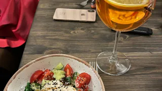 Готовим невероятно легкий салат на 8 марта: простая хитрость для заправки