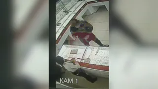 Зашел в ювелирный магазин, присмотрел браслет и сбежал