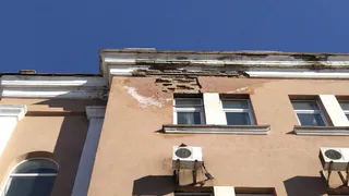На улице Володарского в Пензе стена здания осыпается на тротуар