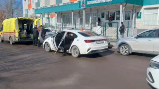 «Скорые не могут проехать»: 300 казанцев просят Минниханова спасти поликлинику от пробок