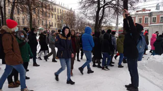 Люди выбегают на проезжую часть: что сейчас происходит в городе