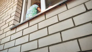 Рязанец спас трехлетнего ребенка от падения из окна