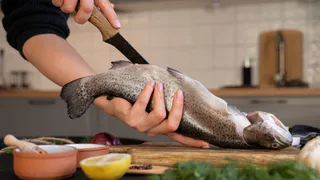 Любую рыбу чищу руками, без ножа и кипятка: кухня всегда остается чистой - испанский метод, который работает