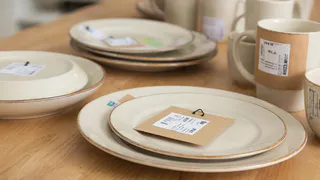 Ногти больше не порчу: 1 капля - и любая наклейка с новой посуды сползает сама: без липкого следа