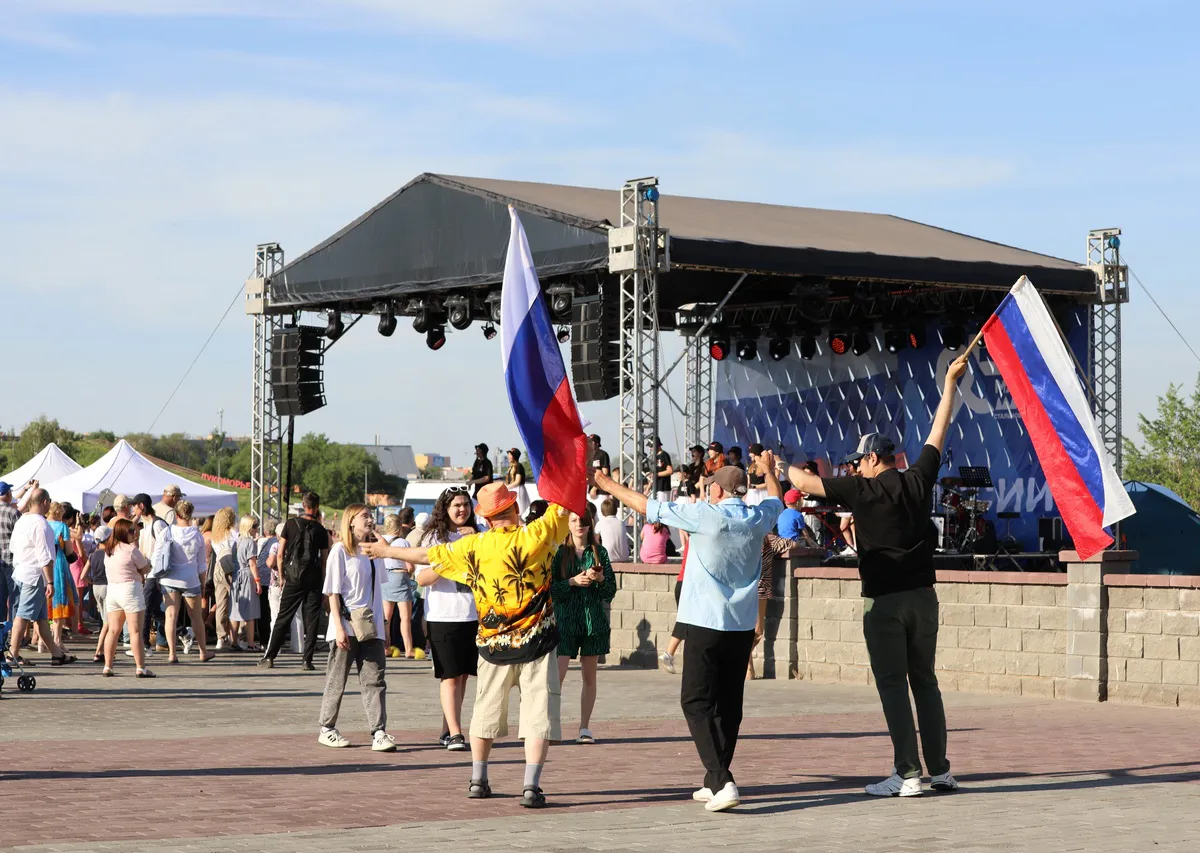 День России в Магнитогорске: народные гуляния, концерты и баттлы на набережной Урала